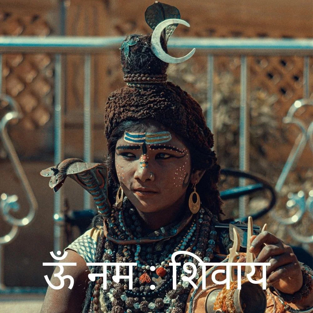 the youger boy gear Shiv clothes, he is wearing the Shiv's similar clothe and wear the shiv's hair